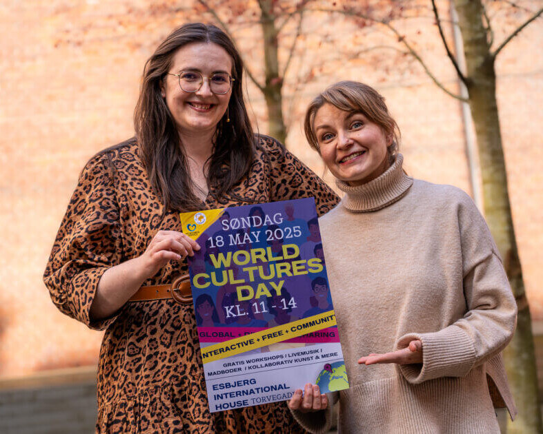 Clarisa-Elena Diacono (tv) og Julie Chirkov er med til at arrangere World Cultures Day. Foto. Fjodor Pedersen.