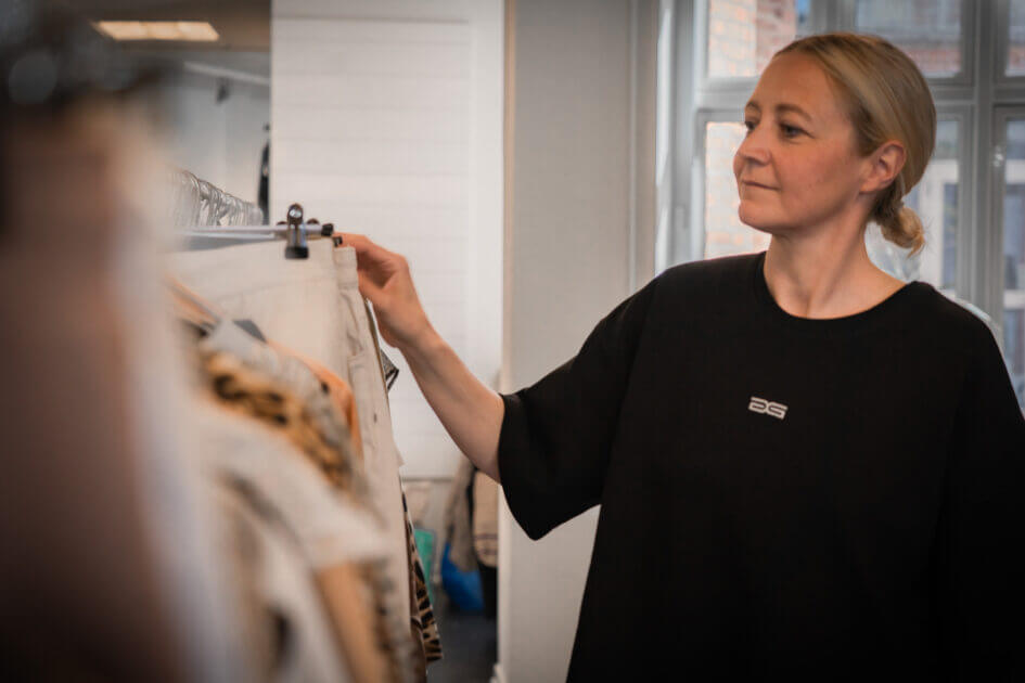 Billedtekst: Mette Lind sælger gode mærker til gode priser og har altid over 1.000 stykker unikt tøj, fodtøj og accessories i butikken. Men hun slipper for udgifter til et varelager. Det er nemlig second hand, hun tager ind fra private i op til seks uger. Hvis det bliver solgt, tager butikken en provision for det. Forretningen begyndte hjemme ved køkkenbordet, flyttede senere ind i Smedegade og findes nu i Kongensgade 100. Kunderne holder sig opdateret særligt via Instagram, hvor Stand.dk har cirka 9.000 følgere.