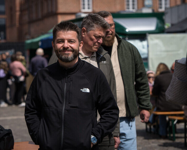 Jakob Lose, var begejstret for at opleve stemningen på Torvet til Esbjerg Streetfood Festival. Foto: Fjodor Pedersen.