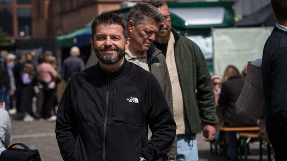 Jakob Lose, var begejstret for at opleve stemningen på Torvet til Esbjerg Streetfood Festival. Foto: Fjodor Pedersen.