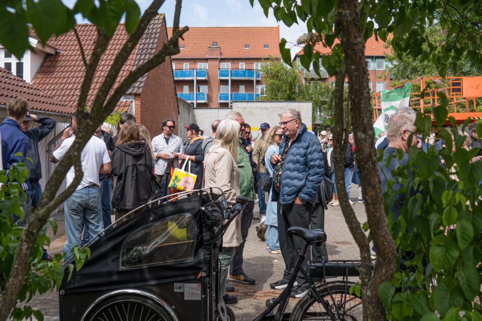 Parkeringspladsen nedenfor gavlen vil nok få flere gæster i fremtiden, der lige skal forbi for at betragte det 200 kvadratmeter store farvestrålende værk. Foto: Fjodor Pedersen.