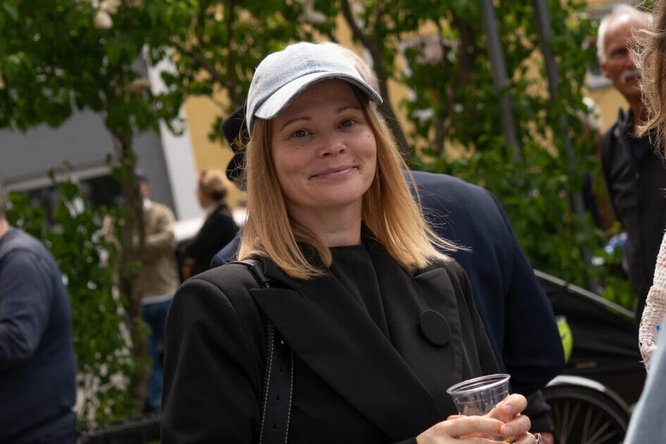 Janni Vesti, der selv er udøvende kunstner og aktuel med sit Blæst fra Vest-univers, var også ude for at deltage i kulturlivet lørdag. Foto: Fjodor Pedersen.