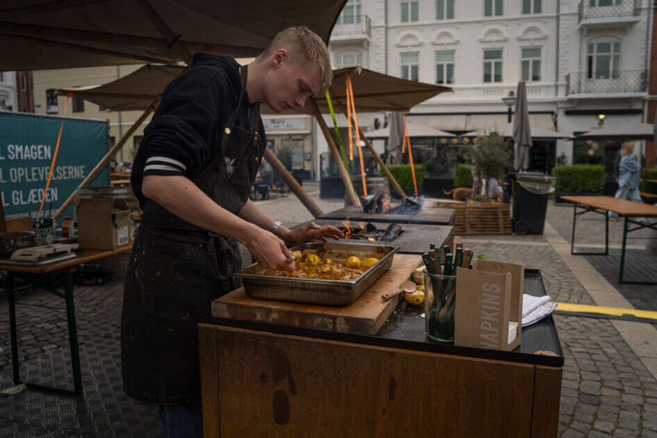 I Jema-boden kunne man lørdag smage fisk. Foto: Fjodor Pedersen.