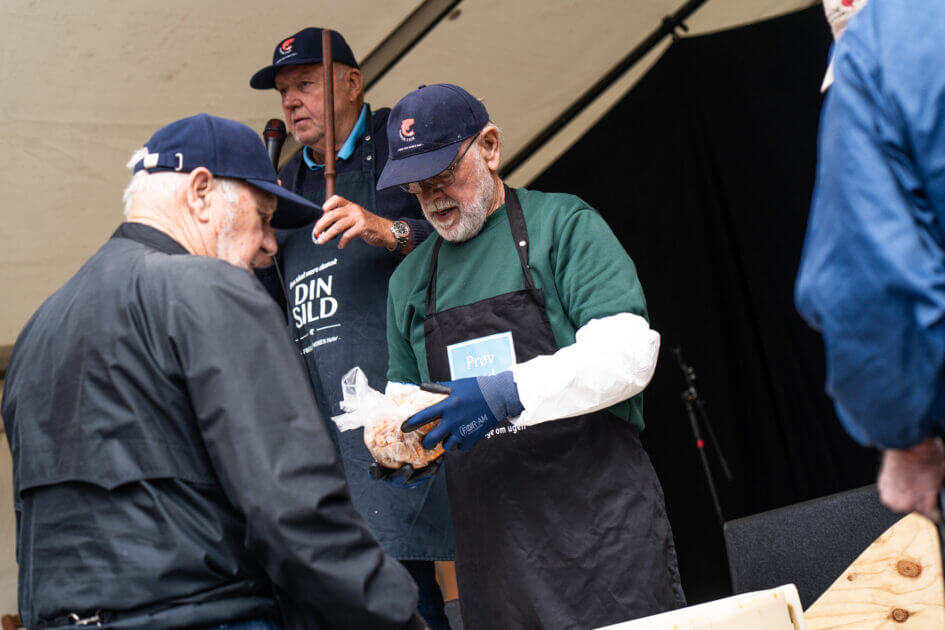 Frisk fisk og skaldyr til gode priser var der nok af i løbet af den gode halve time auktionen varede. Foto: Fjodor Pedersen.