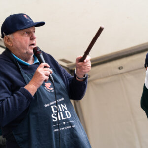 Med pegepind og gelinde stemmeføring styrede Gunnar Gregersen fiskeauktionen sikkert i havn. Foto: Fjodor Pedersen.