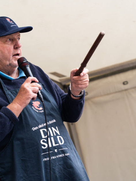 Med pegepind og gelinde stemmeføring styrede Gunnar Gregersen fiskeauktionen sikkert i havn. Foto: Fjodor Pedersen.