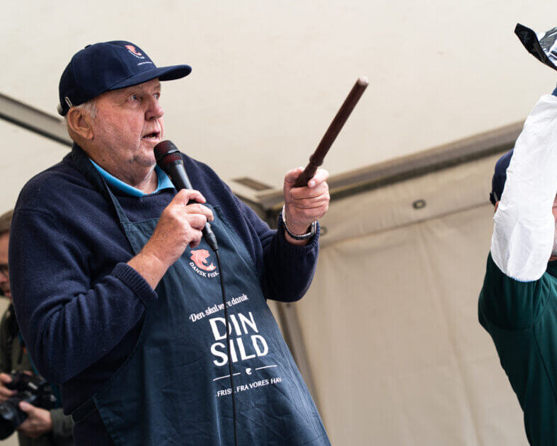 Med pegepind og gelinde stemmeføring styrede Gunnar Gregersen fiskeauktionen sikkert i havn. Foto: Fjodor Pedersen.