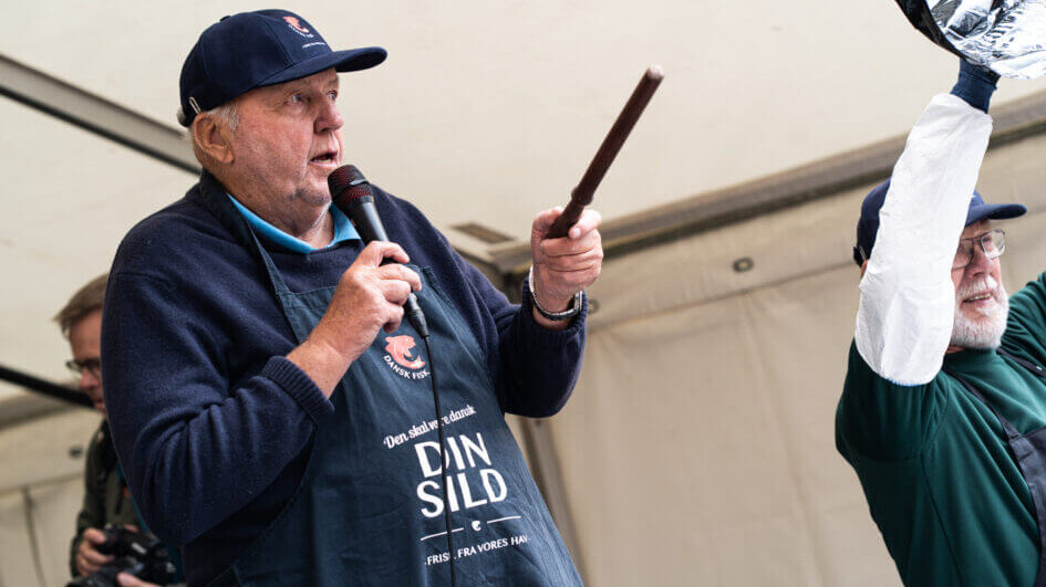 Med pegepind og gelinde stemmeføring styrede Gunnar Gregersen fiskeauktionen sikkert i havn. Foto: Fjodor Pedersen.