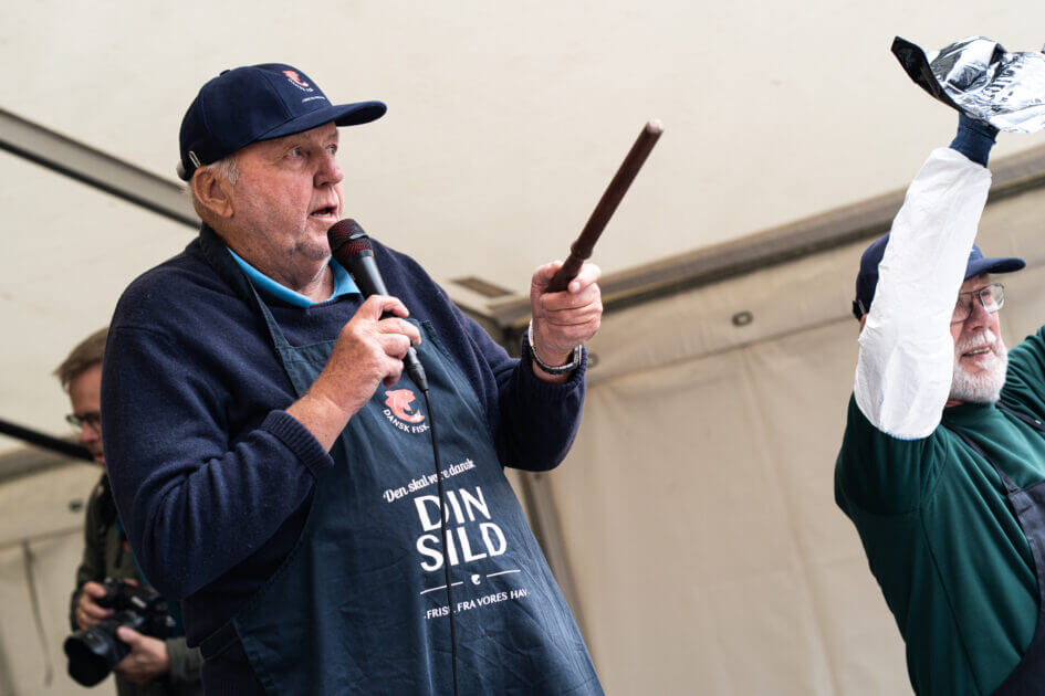 Med pegepind og gelinde stemmeføring styrede Gunnar Gregersen fiskeauktionen sikkert i havn. Foto: Fjodor Pedersen.