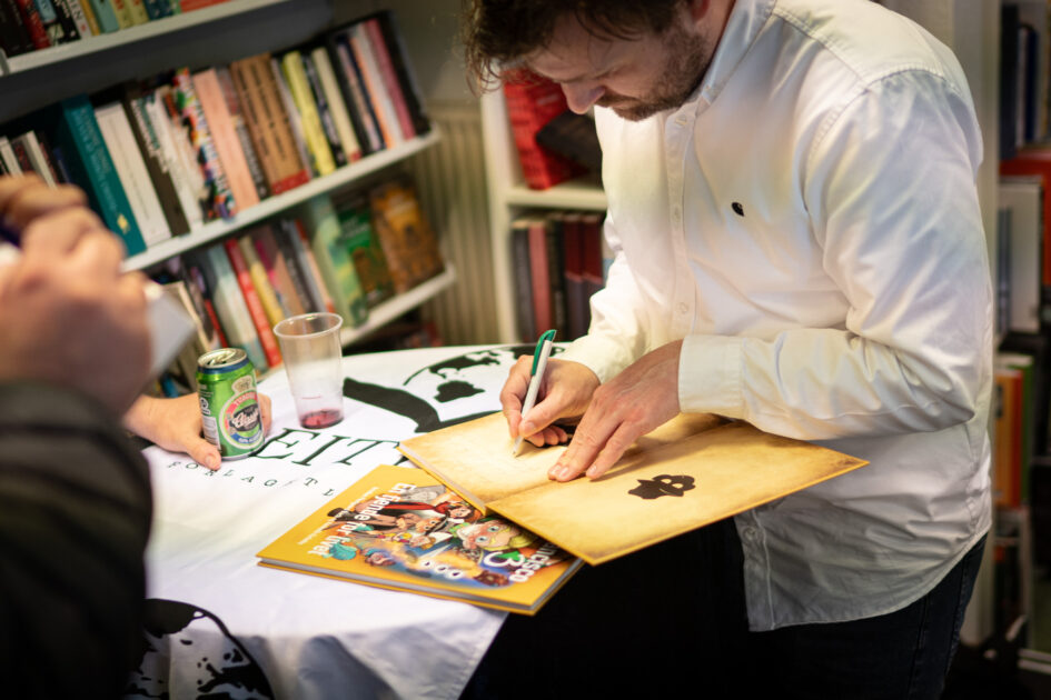 Der blev signeret en bog eller to i løbet af eftermiddagen. Foto: Fjodor Pedersen.