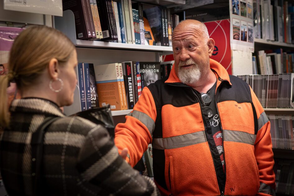 Den lokale havnepoet, Erik Trigger, stak også hovedet ind. Her i samtale med Jannie Vesti, der snart selv er aktuel med en børnebog. Foto: Fjodor Pedersen.