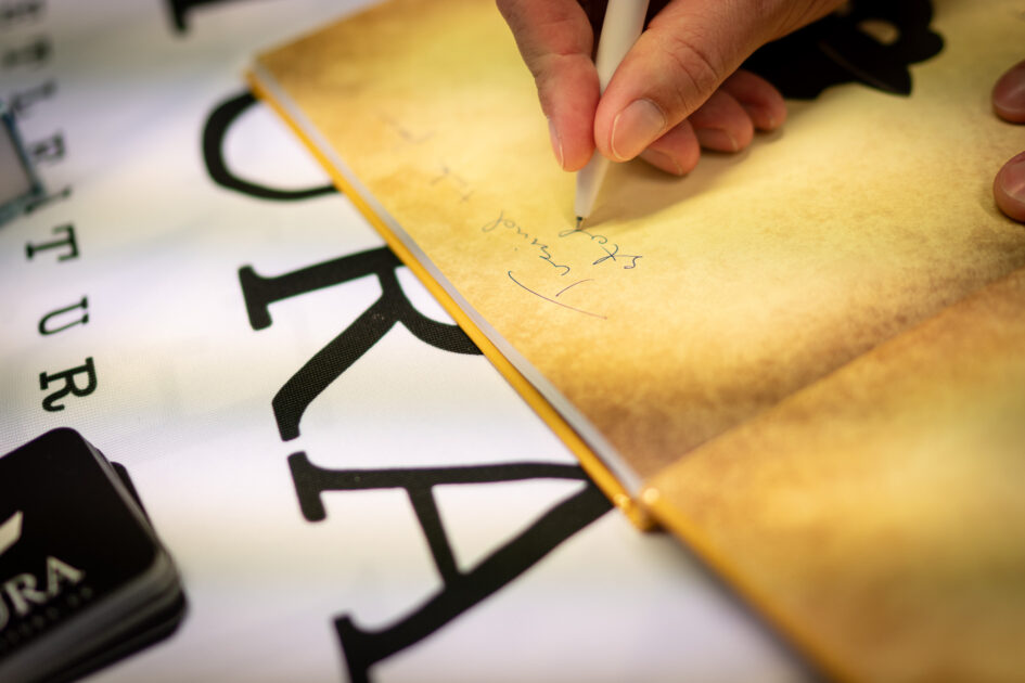 Der blev signeret en bog eller to i løbet af eftermiddagen. Foto: Fjodor Pedersen.