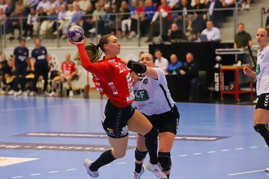 Det københavnske forsvar tacklede igennem. Foto: Johnny Tauman.