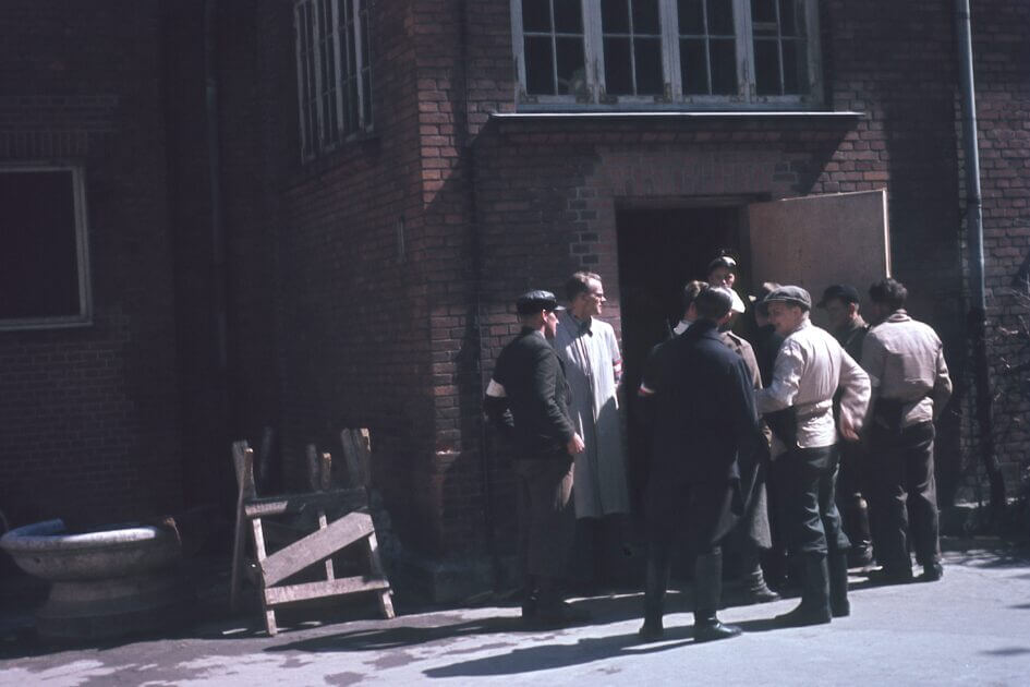 Frihedskæmpere samlet foran Vestre Skole (nuværende Kulturskolen) i Islandsgade i Esbjerg i befrielsesdagene. Foto: Frihedsmuseet.