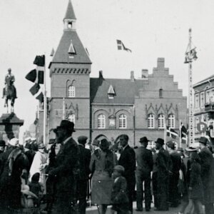 Flagning på Torvet i Esbjerg i dagene efter befrielsen d. 5. maj 1945. Foto: Frihedsmuseet.