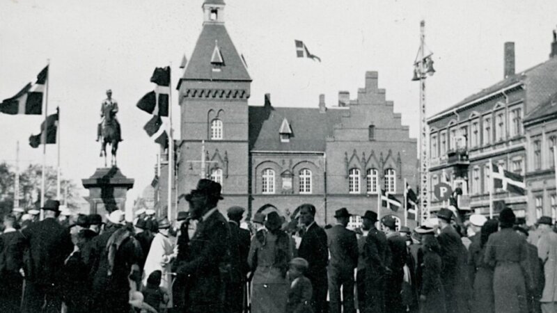 Flagning på Torvet i Esbjerg i dagene efter befrielsen d. 5. maj 1945. Foto: Frihedsmuseet.