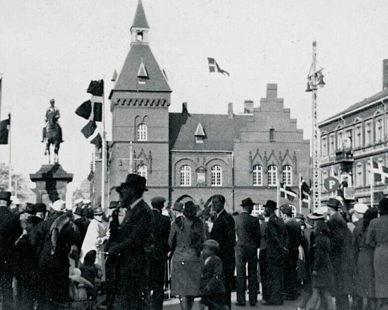 Flagning på Torvet i Esbjerg i dagene efter befrielsen d. 5. maj 1945. Foto: Frihedsmuseet.