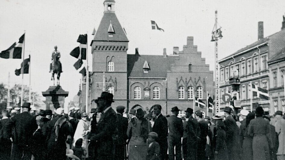 Flagning på Torvet i Esbjerg i dagene efter befrielsen d. 5. maj 1945. Foto: Frihedsmuseet.