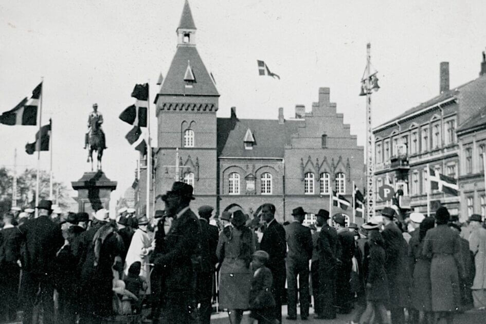 Flagning på Torvet i Esbjerg i dagene efter befrielsen d. 5. maj 1945. Foto: Frihedsmuseet.