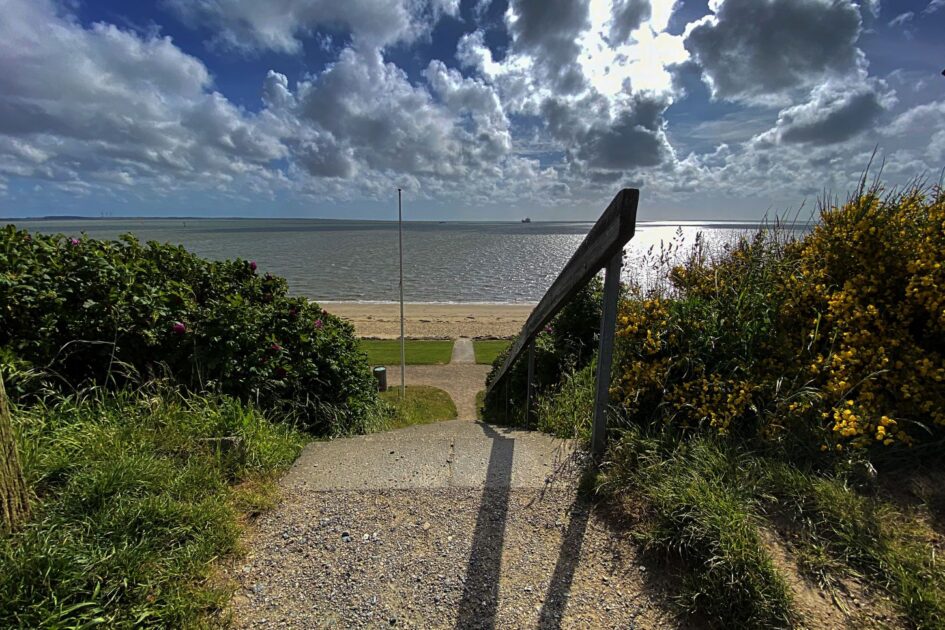 Udsigten fra toppen af strandtrappen ved Hjerting – her skal et nyt rækværk sikre bedre adgang for alle. Foto: Johnny Tauman.