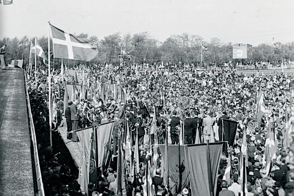 Friluftsmøde på Esbjerg Stadion i maj 1945. Foto: Frihedsmuseet.