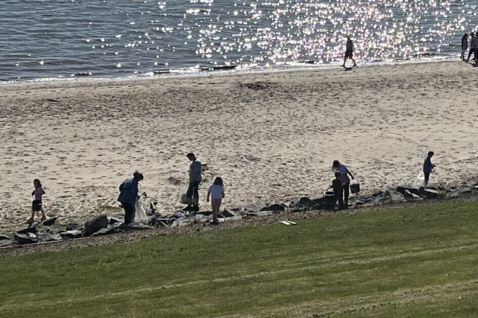 Omkring 30 børn og voksne deltog i indsamlingsarbejdet på stranden. Privatfoto.