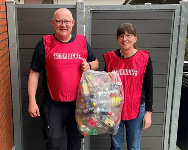 Jane Svendsen og hendes mand Hans henter panten hjemme hos private og sørger for, at den bliver sorteret og afleveret i det lokale supermarked. Privatfoto.