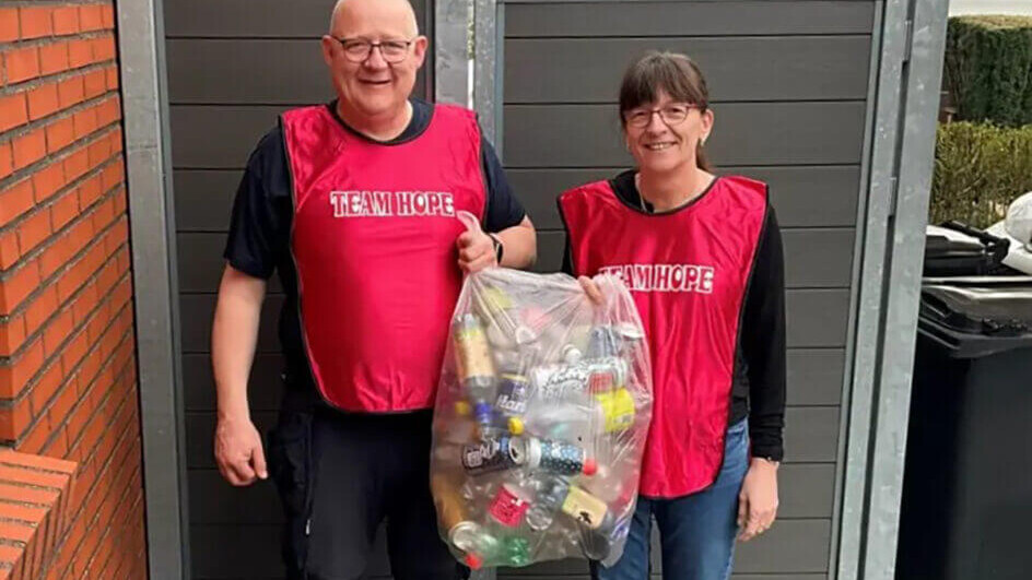 Jane Svendsen og hendes mand Hans henter panten hjemme hos private og sørger for, at den bliver sorteret og afleveret i det lokale supermarked. Privatfoto.