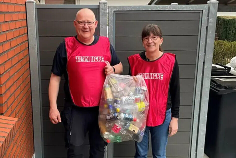 Jane Svendsen og hendes mand Hans henter panten hjemme hos private og sørger for, at den bliver sorteret og afleveret i det lokale supermarked. Privatfoto.