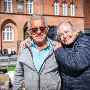 Kathe Bielenberg og Dieter Hans Waldemar Andresen fra Vilslev sælger ud af gemmerne og sparer op til rejser til Tyrkiet – og nyder samtidig fællesskabet på Torvet. Foto: Fjodor Pedersen.