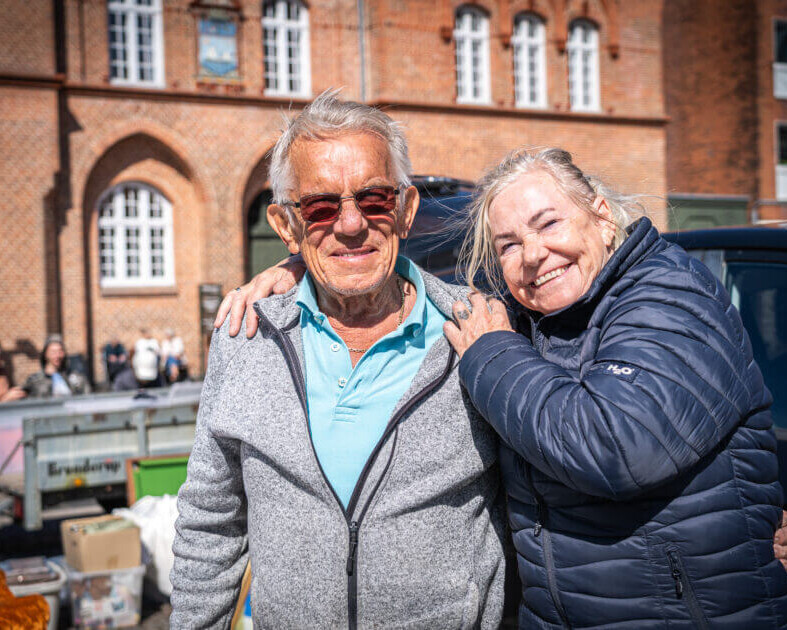 Kathe Bielenberg og Dieter Hans Waldemar Andresen fra Vilslev sælger ud af gemmerne og sparer op til rejser til Tyrkiet – og nyder samtidig fællesskabet på Torvet. Foto: Fjodor Pedersen.