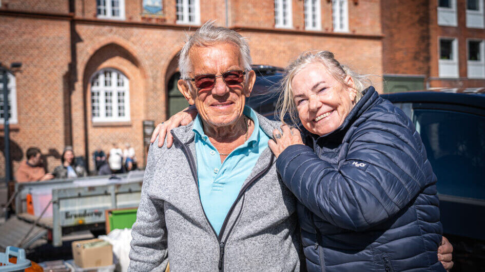 Kathe Bielenberg og Dieter Hans Waldemar Andresen fra Vilslev sælger ud af gemmerne og sparer op til rejser til Tyrkiet – og nyder samtidig fællesskabet på Torvet. Foto: Fjodor Pedersen.