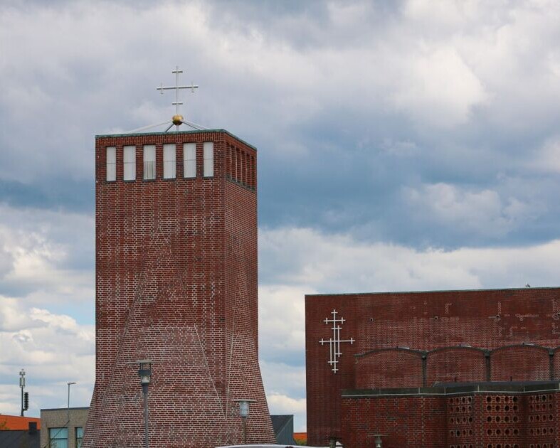 Klokketårnet blev omfuget for 15 år siden - øvrigt murværk trænger til nye fuger. Foto: Johnny Tauman.