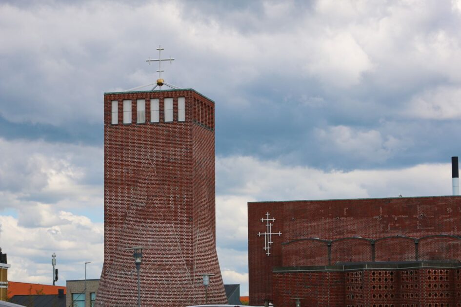 Klokketårnet blev omfuget for 15 år siden - øvrigt murværk trænger til nye fuger. Foto: Johnny Tauman.