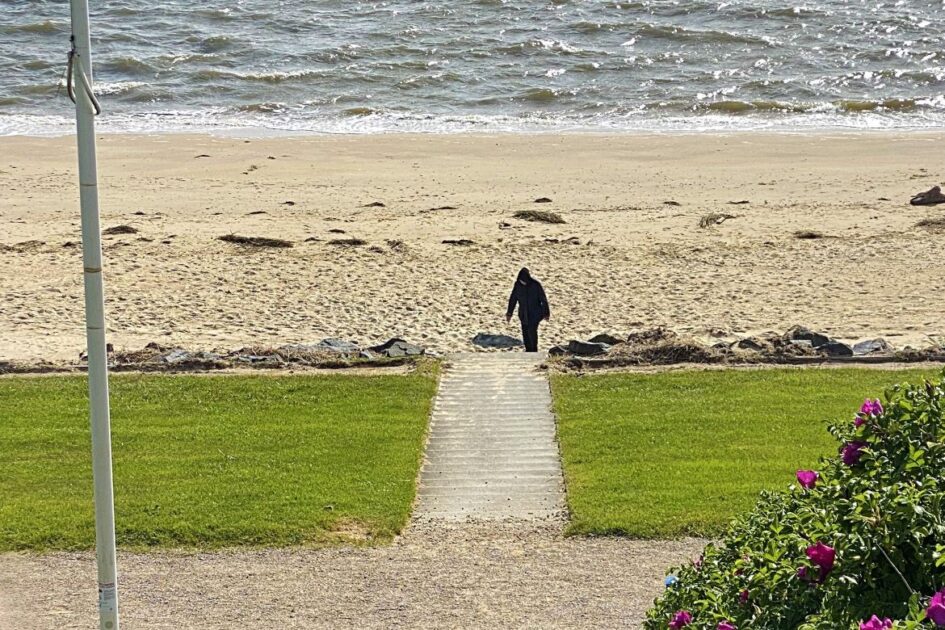 Ensom silhuet på stranden – området er populært blandt både motionister og turister året rundt. Foto: Johnny Tauman.