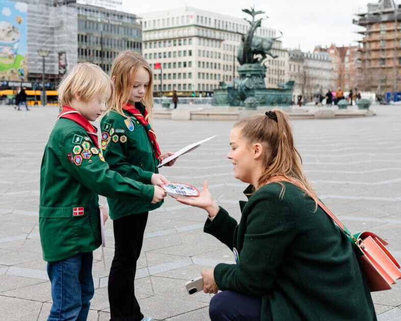 Friske spejdere sælger Lillebror Lodder i København. Foto: Mette Ovgaard.