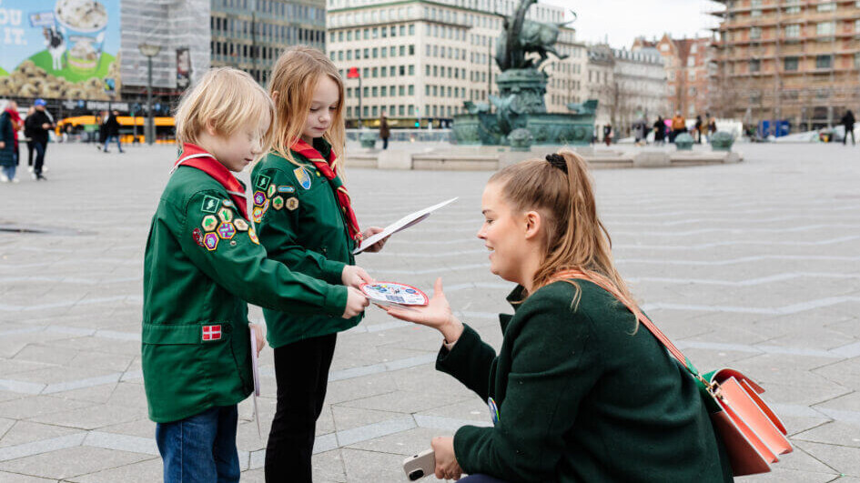 Friske spejdere sælger Lillebror Lodder i København. Foto: Mette Ovgaard.