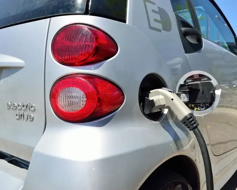 I slutningen af 2025 bliver det nemmere at lade elbilen op på rastepladserne Harte Nord og Harte Syd på Esbjergmotorvejen.