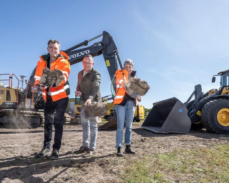 Første spadestik til byggemodning med eldrevne maskiner. Fra venstre er det direktør for Arkil, Michael Hansen, borgmester Jesper Frost Rasmussen og direktør for DIN Forsyning, Helle Damm-Henrichsen.