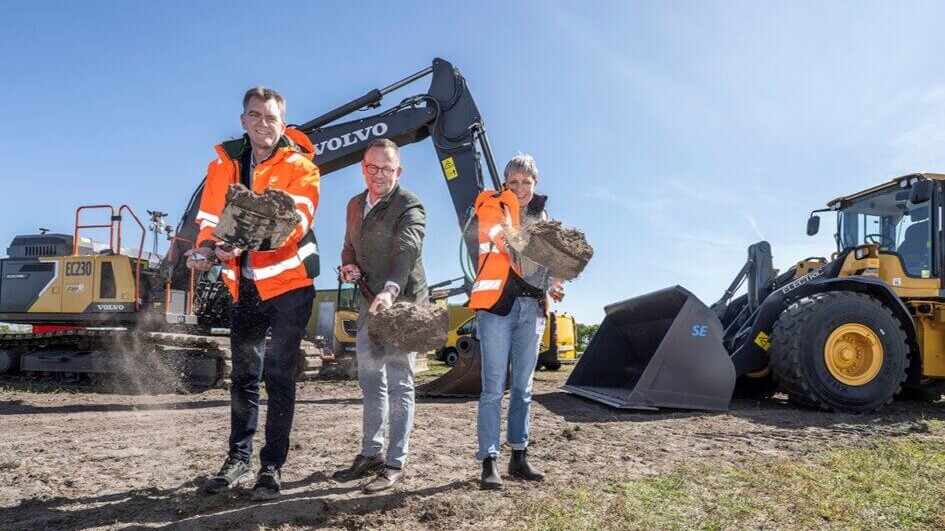 Første spadestik til byggemodning med eldrevne maskiner. Fra venstre er det direktør for Arkil, Michael Hansen, borgmester Jesper Frost Rasmussen og direktør for DIN Forsyning, Helle Damm-Henrichsen.