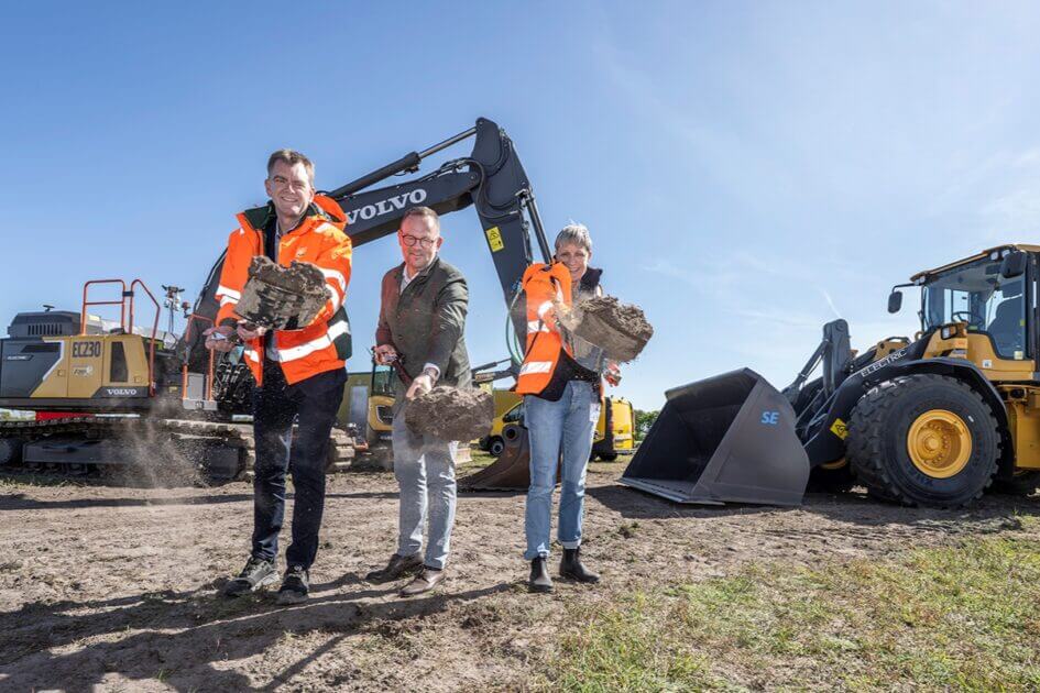 Første spadestik til byggemodning med eldrevne maskiner. Fra venstre er det direktør for Arkil, Michael Hansen, borgmester Jesper Frost Rasmussen og direktør for DIN Forsyning, Helle Damm-Henrichsen.
