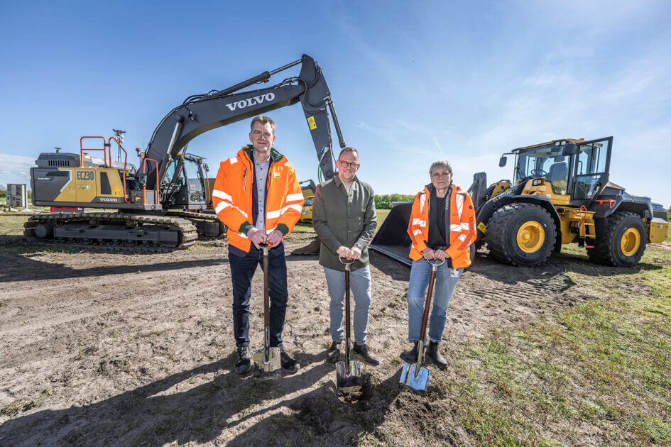 Fra venstre er det direktør for Arkil, Michael Hansen, borgmester Jesper Frost Rasmussen og direktør for DIN Forsyning, Helle Damm-Henrichsen.
