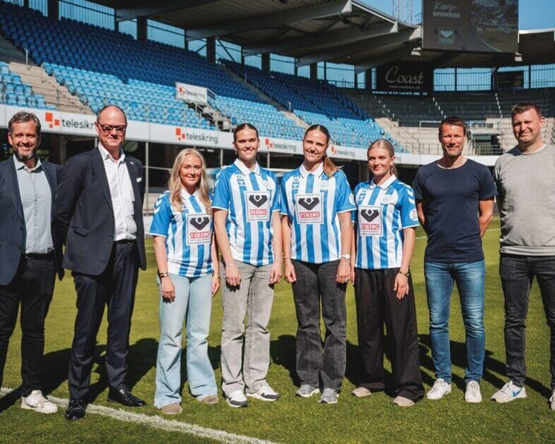Fra venstre ses: Kristian Kamp, Allan L. Agerholm, Emma Kamp, Julie Dinesen, Emma Vermehren, Bjørk Birgertoft, Rasmus Lundager og Jacob Haag. Pressefoto: EfB.