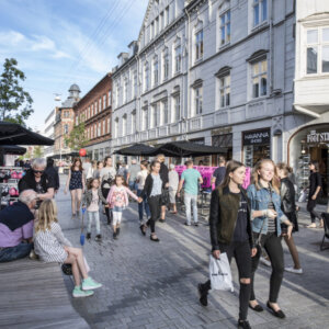 I Esbjergs gågade nyder turister byens stemning, butikker og det stigende udbud af oplevelser og kultur.
