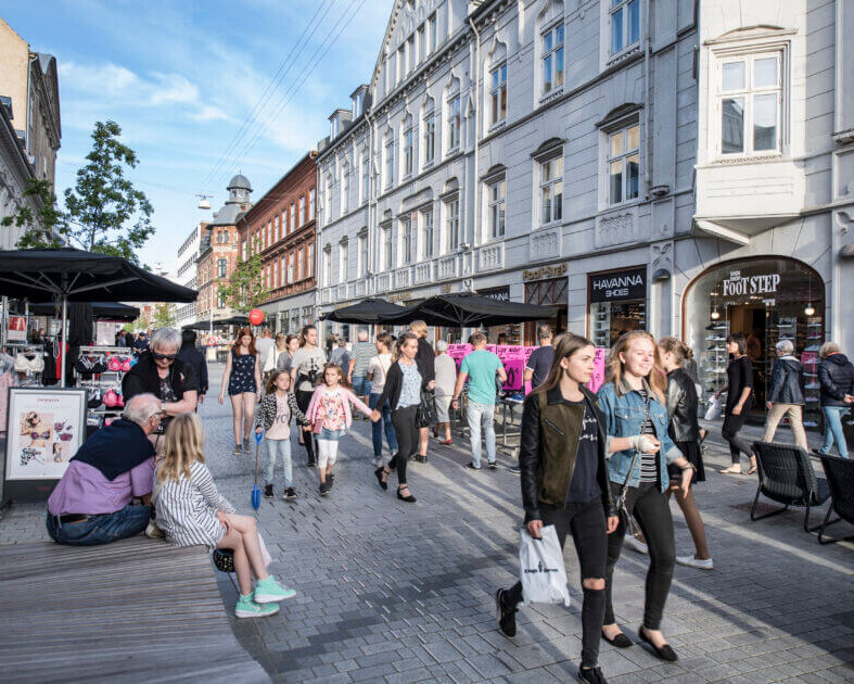 I Esbjergs gågade nyder turister byens stemning, butikker og det stigende udbud af oplevelser og kultur.