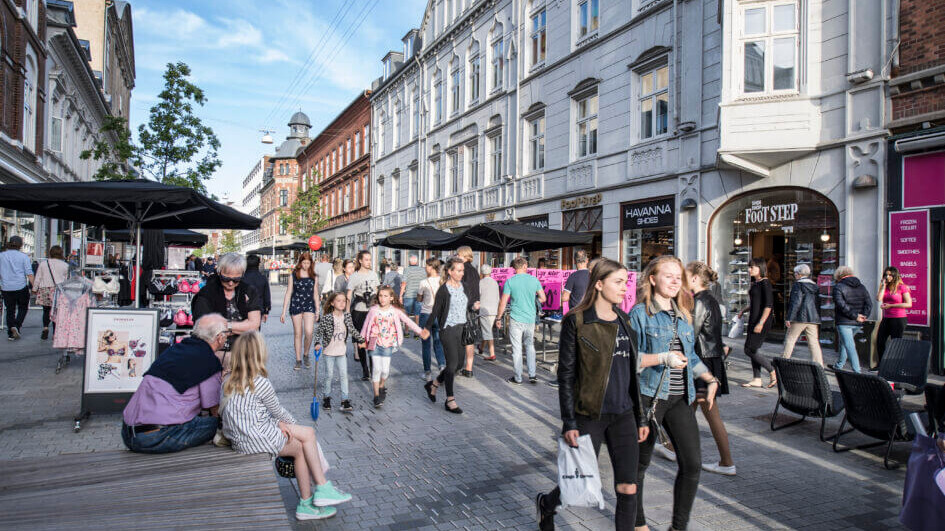 I Esbjergs gågade nyder turister byens stemning, butikker og det stigende udbud af oplevelser og kultur.