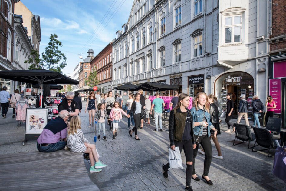I Esbjergs gågade nyder turister byens stemning, butikker og det stigende udbud af oplevelser og kultur.