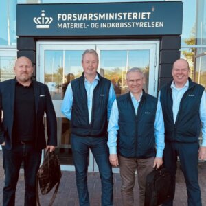 Stor glæde og tilfredshed hos MAN Danmarks repræsentanter efter underskrivelsen af den nye bus-rammeaftale med Forsvaret. Fra venstre: Dennis Guldhammer, Udbud- og Kontraktchef, Johannes Boje, Lead Support manager, Military/DEMA, Jesper Mathiesen, Fleet og PTA Manager BUS samt Torsten Helligsøe, Salgschef BUS. PR-foto.