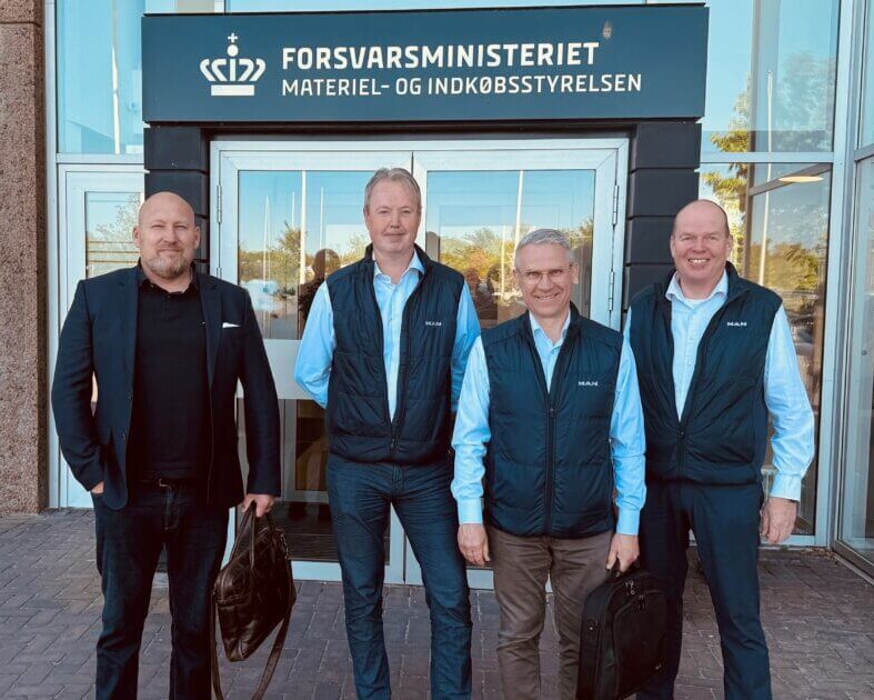 Stor glæde og tilfredshed hos MAN Danmarks repræsentanter efter underskrivelsen af den nye bus-rammeaftale med Forsvaret. Fra venstre: Dennis Guldhammer, Udbud- og Kontraktchef, Johannes Boje, Lead Support manager, Military/DEMA, Jesper Mathiesen, Fleet og PTA Manager BUS samt Torsten Helligsøe, Salgschef BUS. PR-foto.