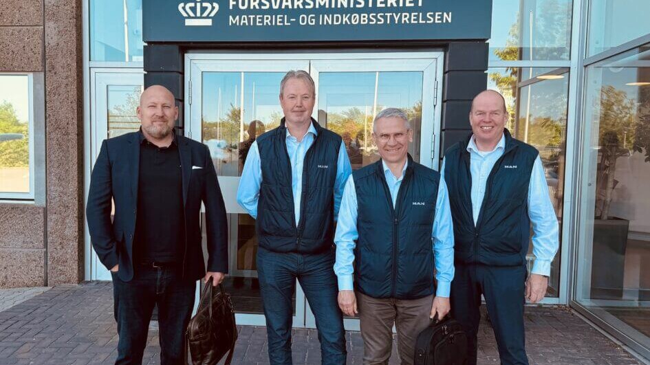 Stor glæde og tilfredshed hos MAN Danmarks repræsentanter efter underskrivelsen af den nye bus-rammeaftale med Forsvaret. Fra venstre: Dennis Guldhammer, Udbud- og Kontraktchef, Johannes Boje, Lead Support manager, Military/DEMA, Jesper Mathiesen, Fleet og PTA Manager BUS samt Torsten Helligsøe, Salgschef BUS. PR-foto.